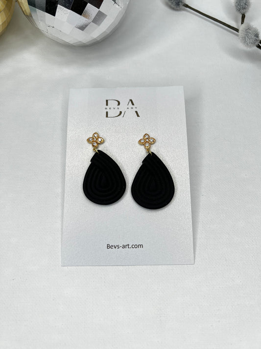 Elegant black oval